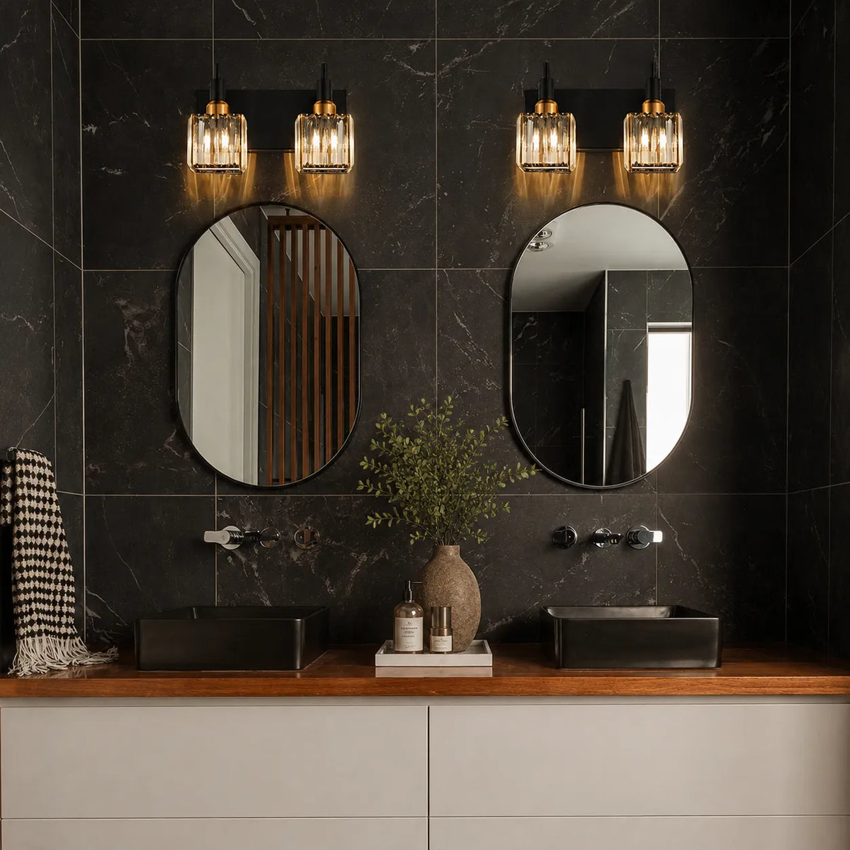 Badezimmer-Spiegelleuchte mit facettiertem Kristall und Metalldetails