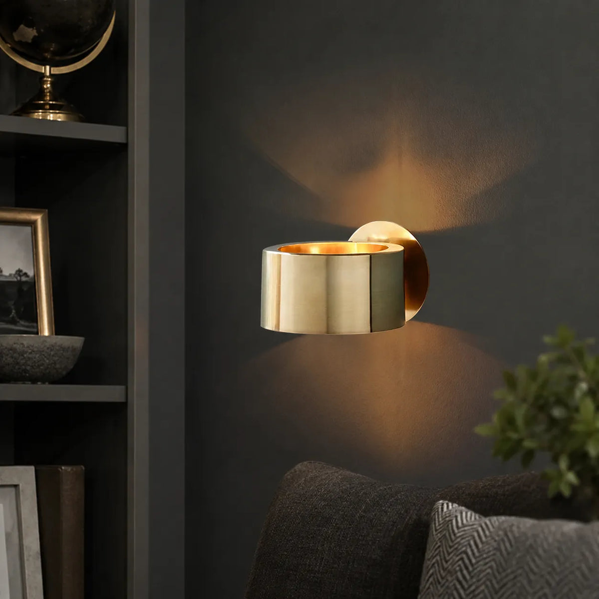 Aplique de pared con diseño de anillo dorado moderno de mediados de siglo y perfil circular escultural
