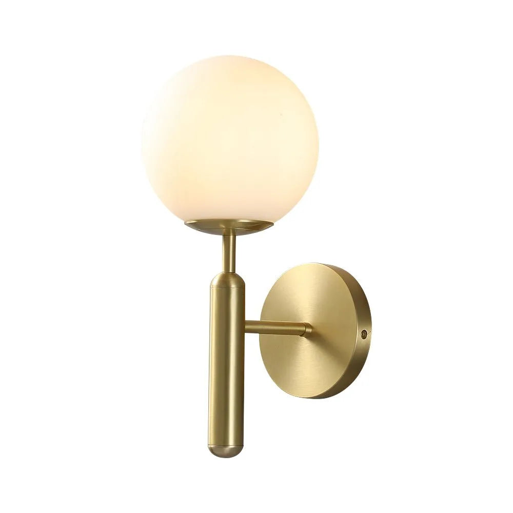 Wandleuchte für den Wohnbereich mit mattierter Glaskugel und Metallarm im Mid-Century-Stil