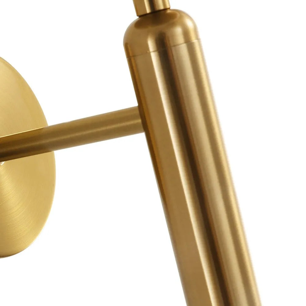 Wandleuchte für den Wohnbereich mit mattierter Glaskugel und Metallarm im Mid-Century-Stil