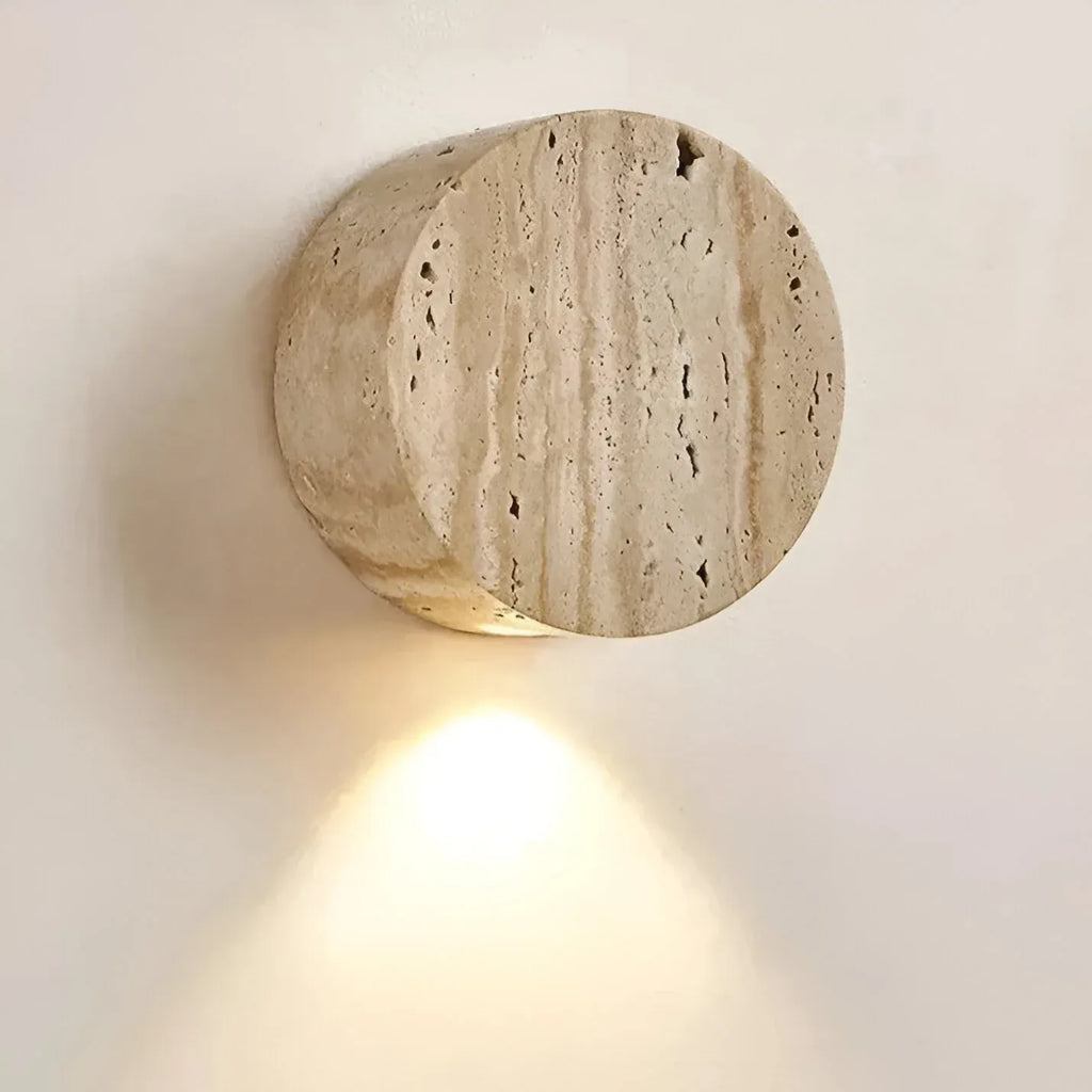 Applique murale minimaliste en travertin avec éclairage doux vers le bas et forme arrondie en pierre