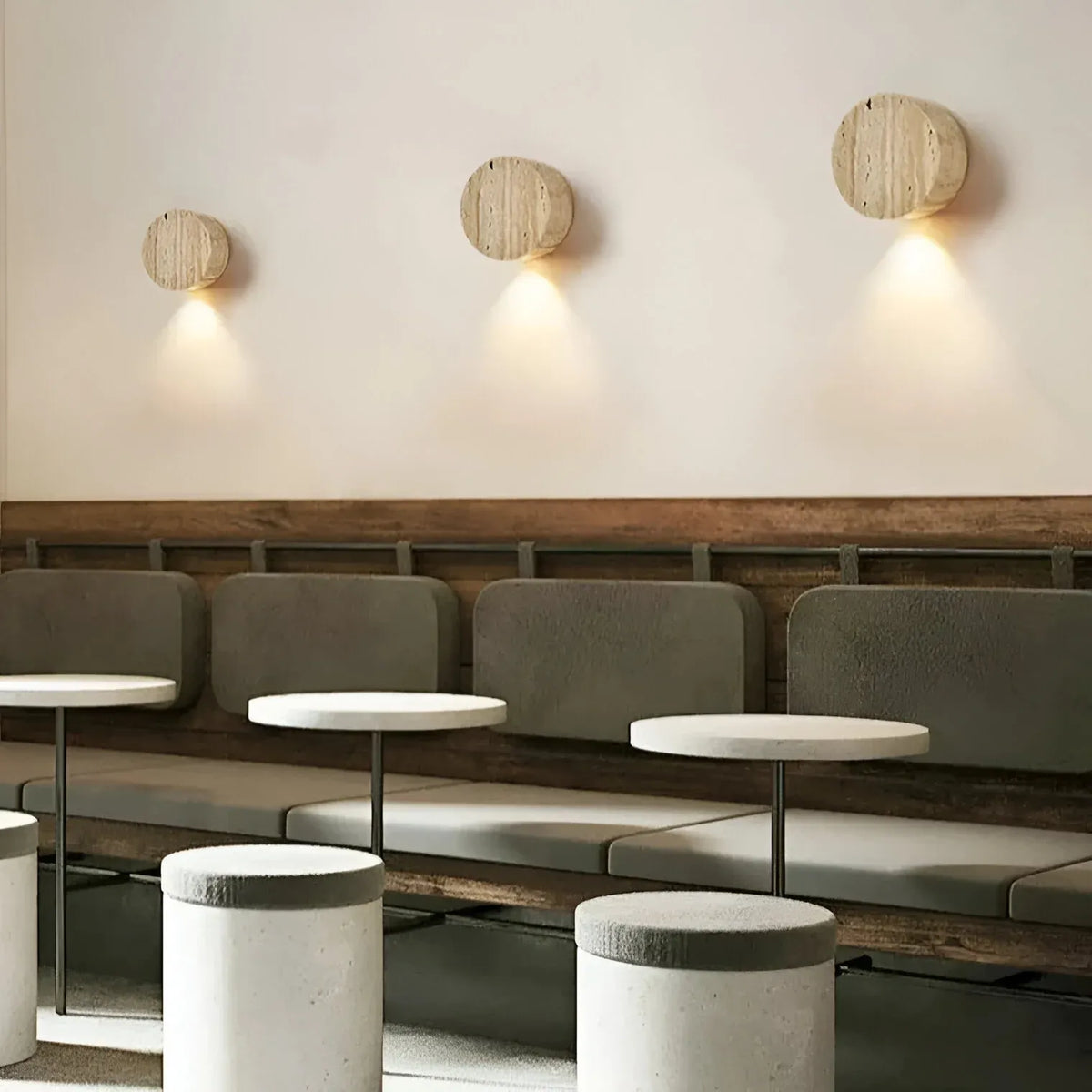 Applique minimalista in travertino con luce morbida verso il basso e forma arrotondata