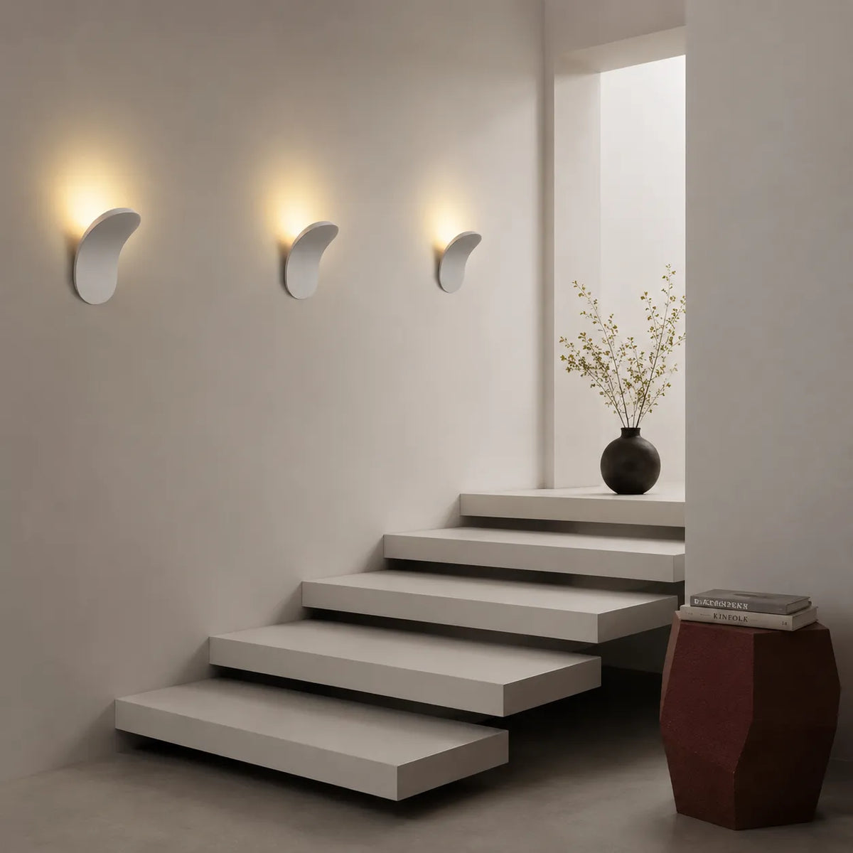 Wandleuchte mit geschwungenem Metall-LED-Element und integrierter 5w-Beleuchtung