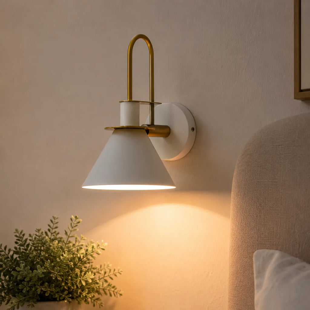 Applique moderne per salotto con paralume conico in metallo, orientabile, per comodino