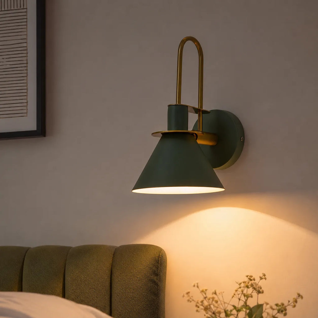 Applique moderne per salotto con paralume conico in metallo, orientabile, per comodino