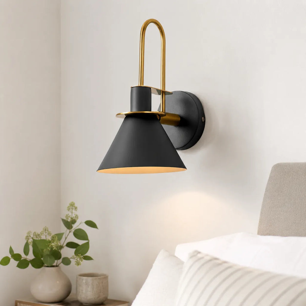 Applique moderne per salotto con paralume conico in metallo, orientabile, per comodino