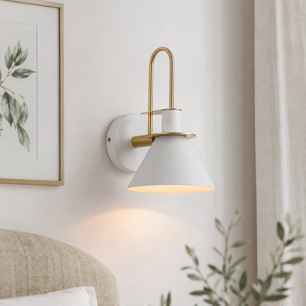 Applique moderne per salotto con paralume conico in metallo, orientabile, per comodino