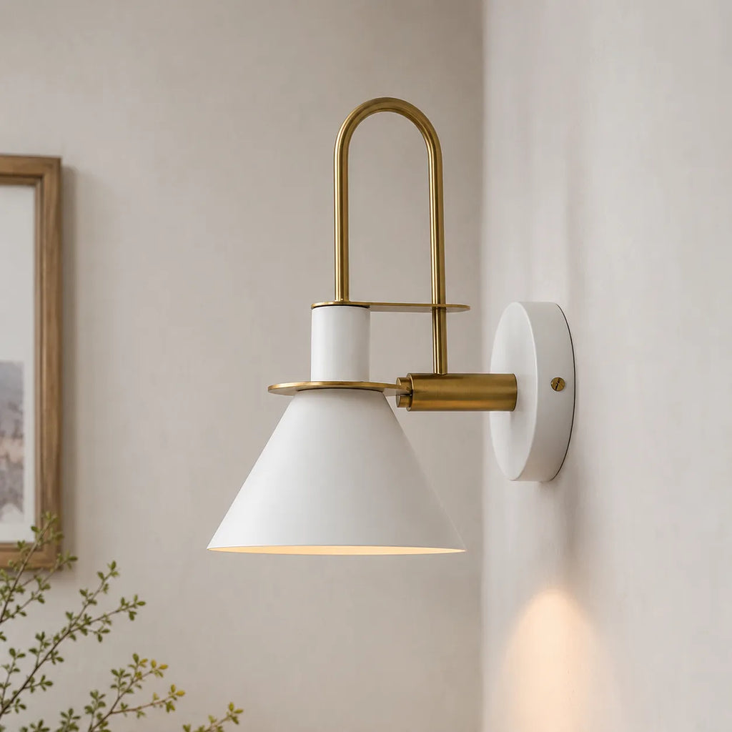 Applique moderne per salotto con paralume conico in metallo, orientabile, per comodino