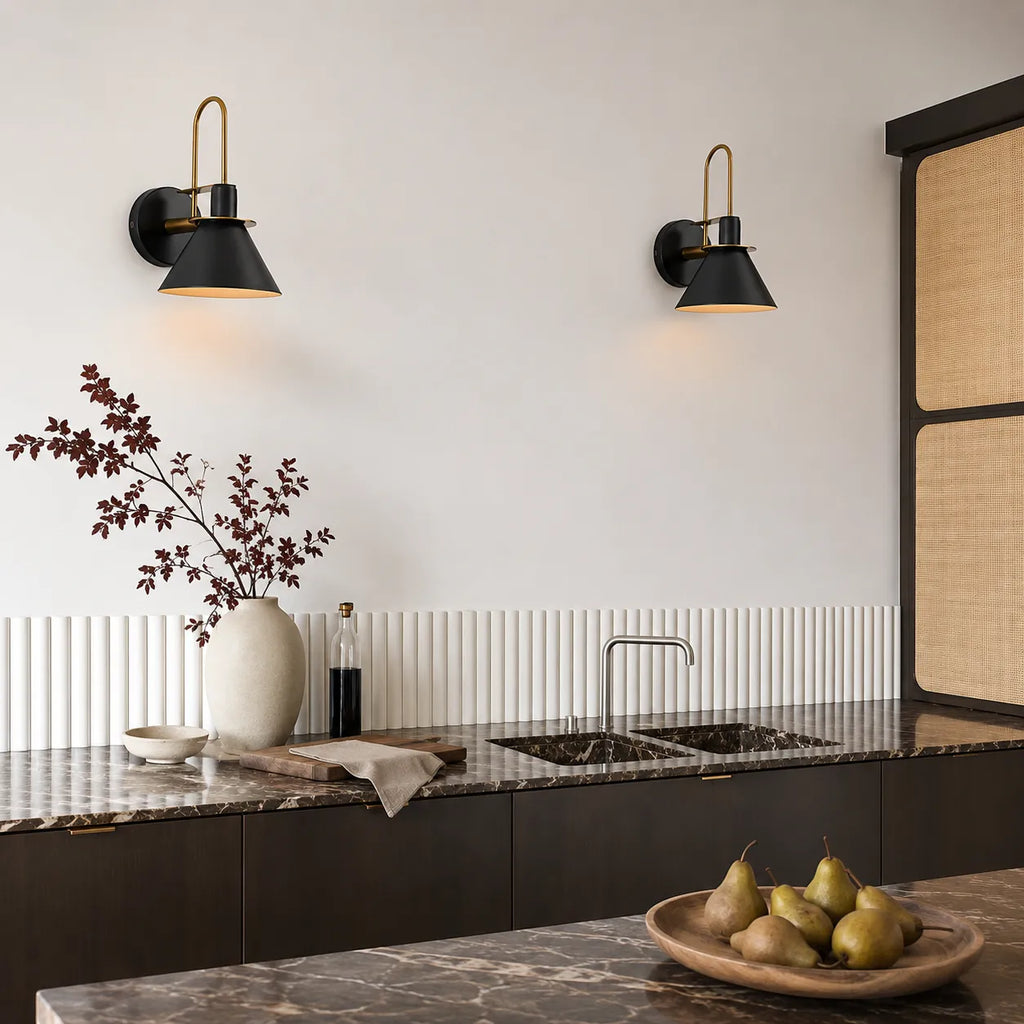 Applique moderne per salotto con paralume conico in metallo, orientabile, per comodino