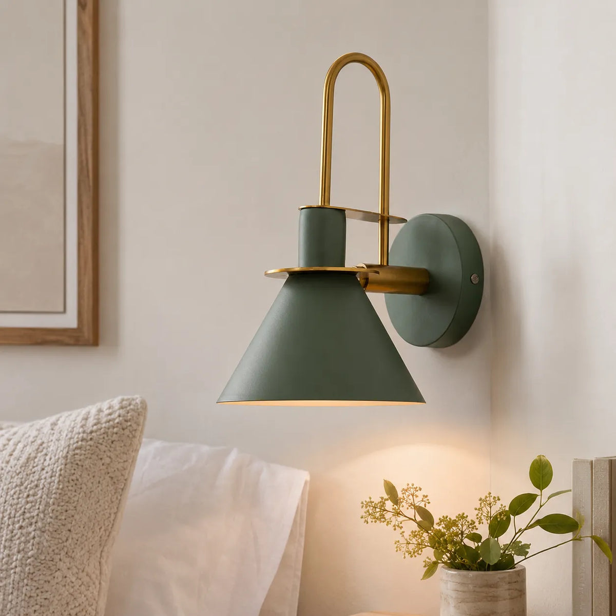 Applique moderne per salotto con paralume conico in metallo, orientabile, per comodino