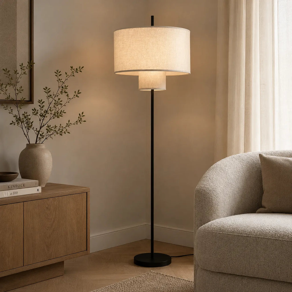 Lampadaire avec abat-jour en tissu doux et structure métallique pour les espaces de vie modernes
