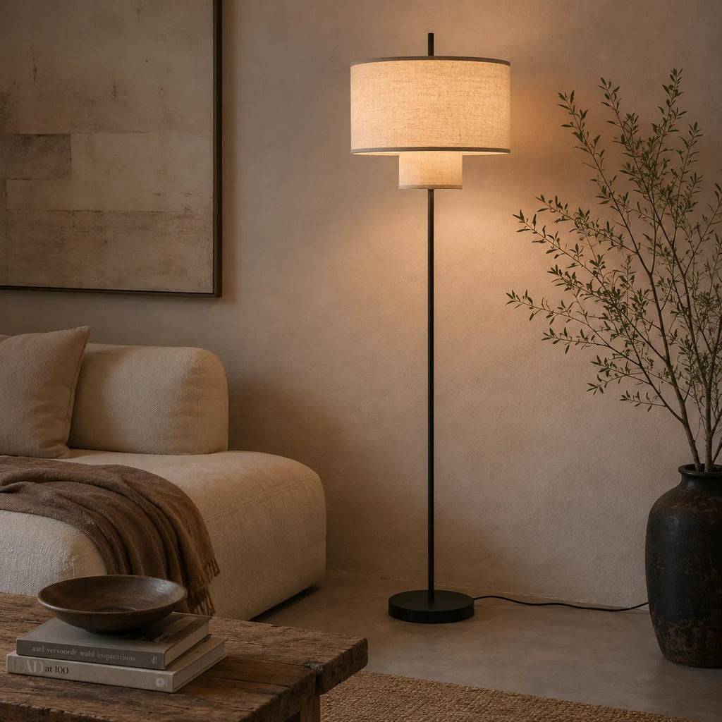 Lampadaire avec abat-jour en tissu doux et structure métallique pour les espaces de vie modernes