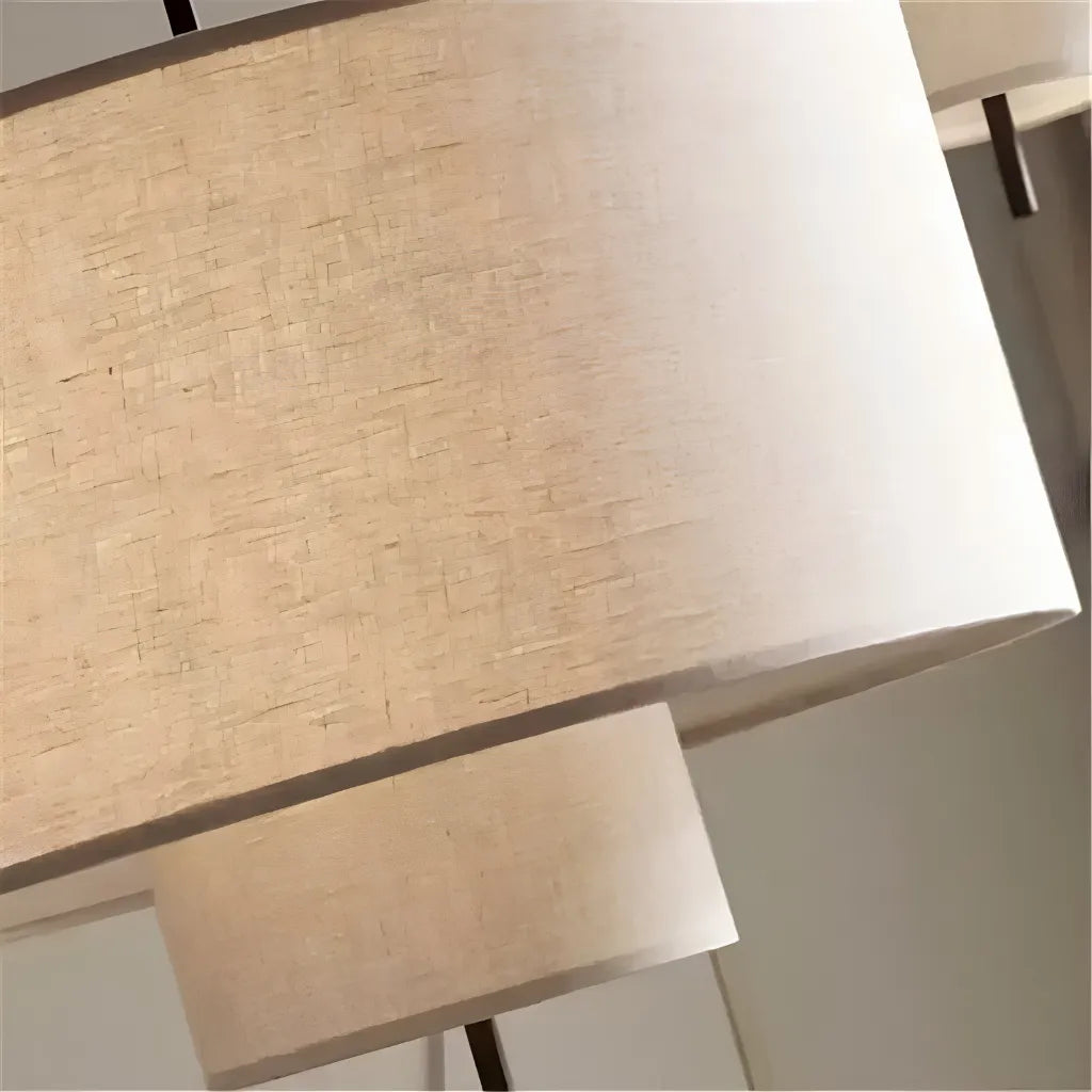 Lampadaire avec abat-jour en tissu doux et structure métallique pour les espaces de vie modernes