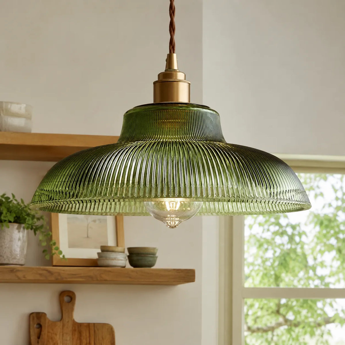 Suspension pour îlot de cuisine avec abat-jour en dôme de verre nervuré et silhouette large, pour salle à manger