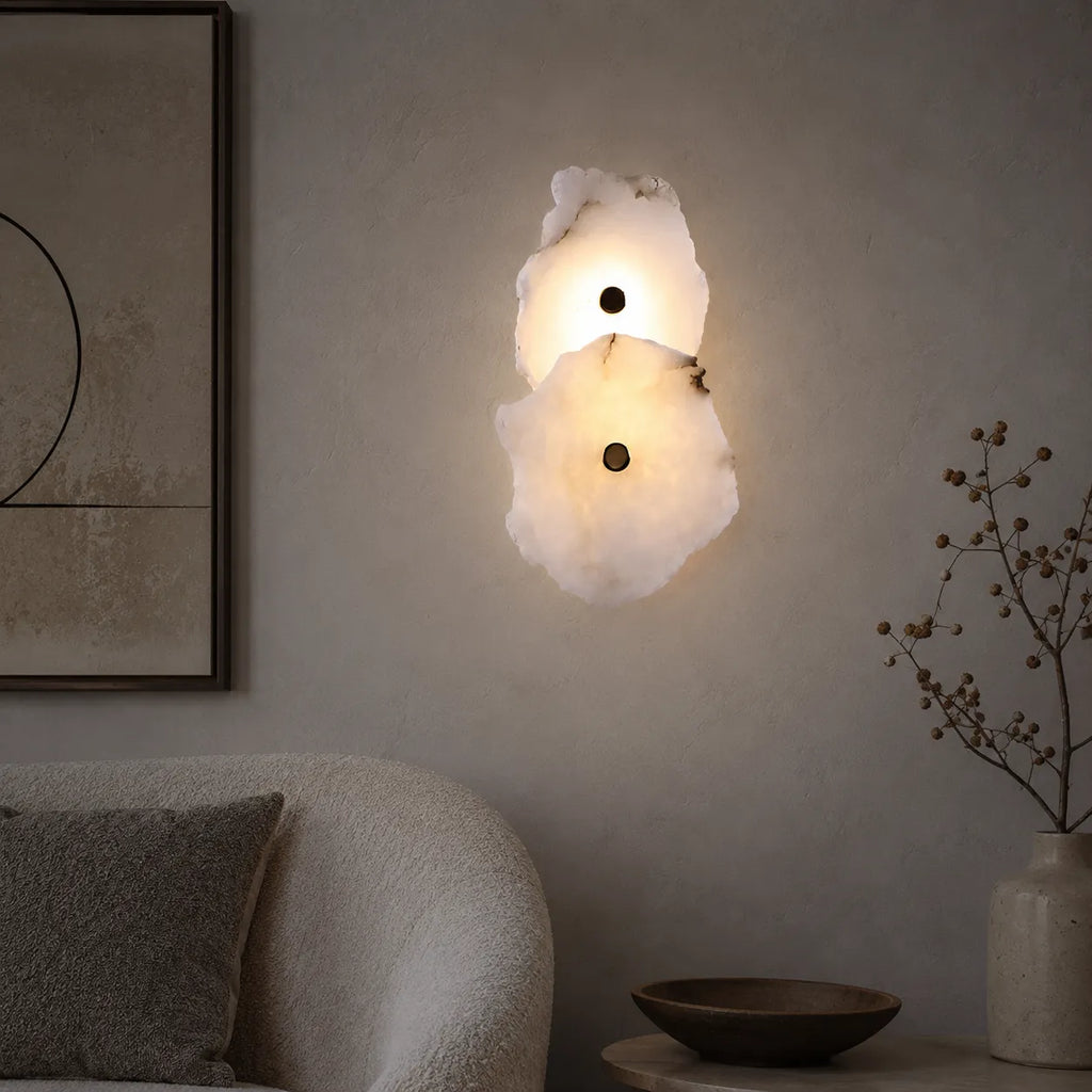 Applique dal design scultoreo in marmo e con orientamento della testa regolabile