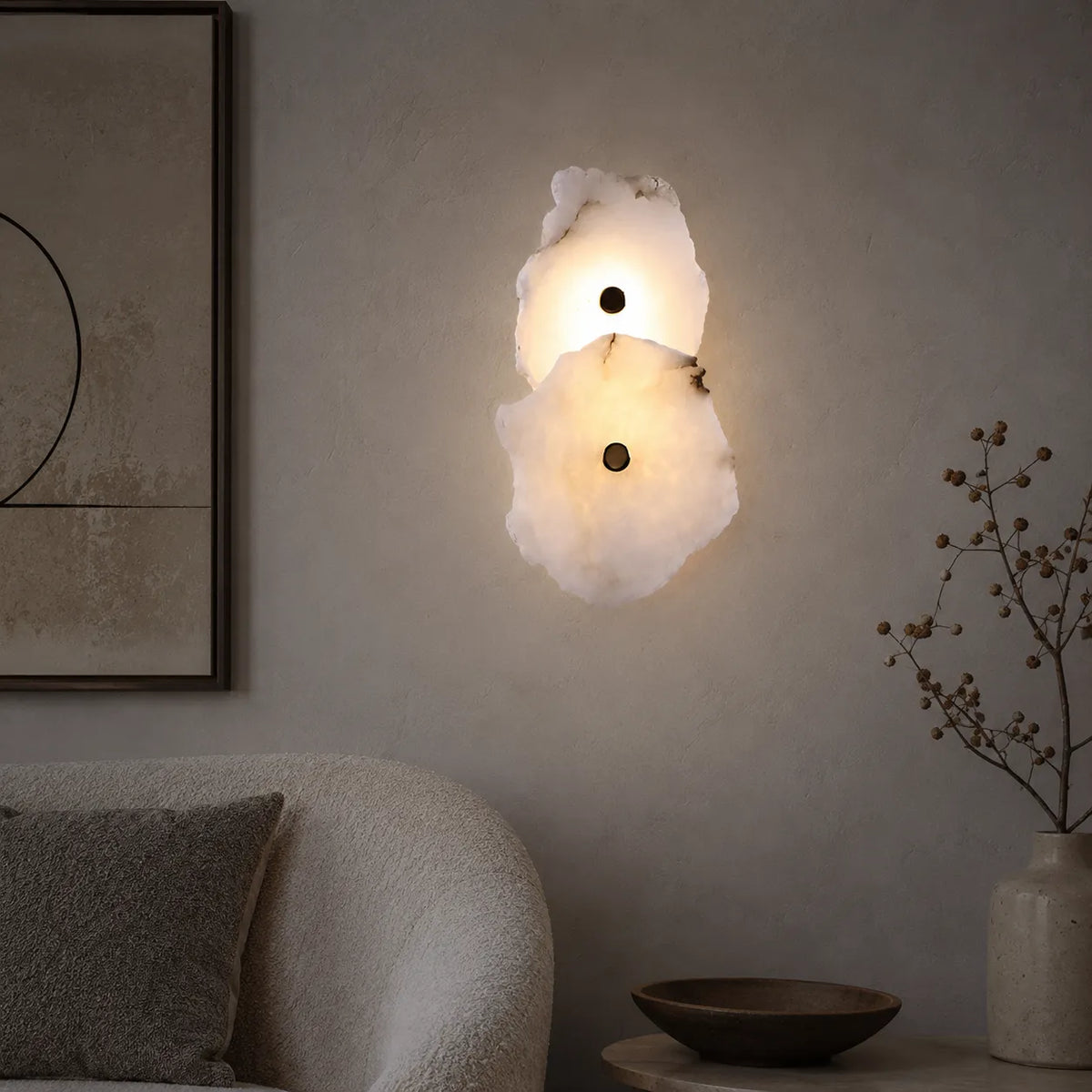 Applique dal design scultoreo in marmo e con orientamento della testa regolabile