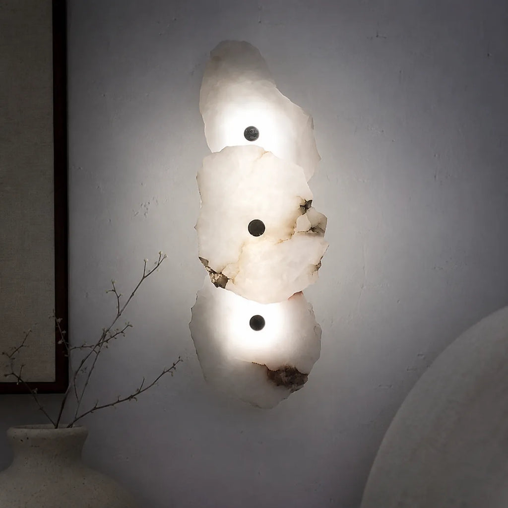 Applique dal design scultoreo in marmo e con orientamento della testa regolabile