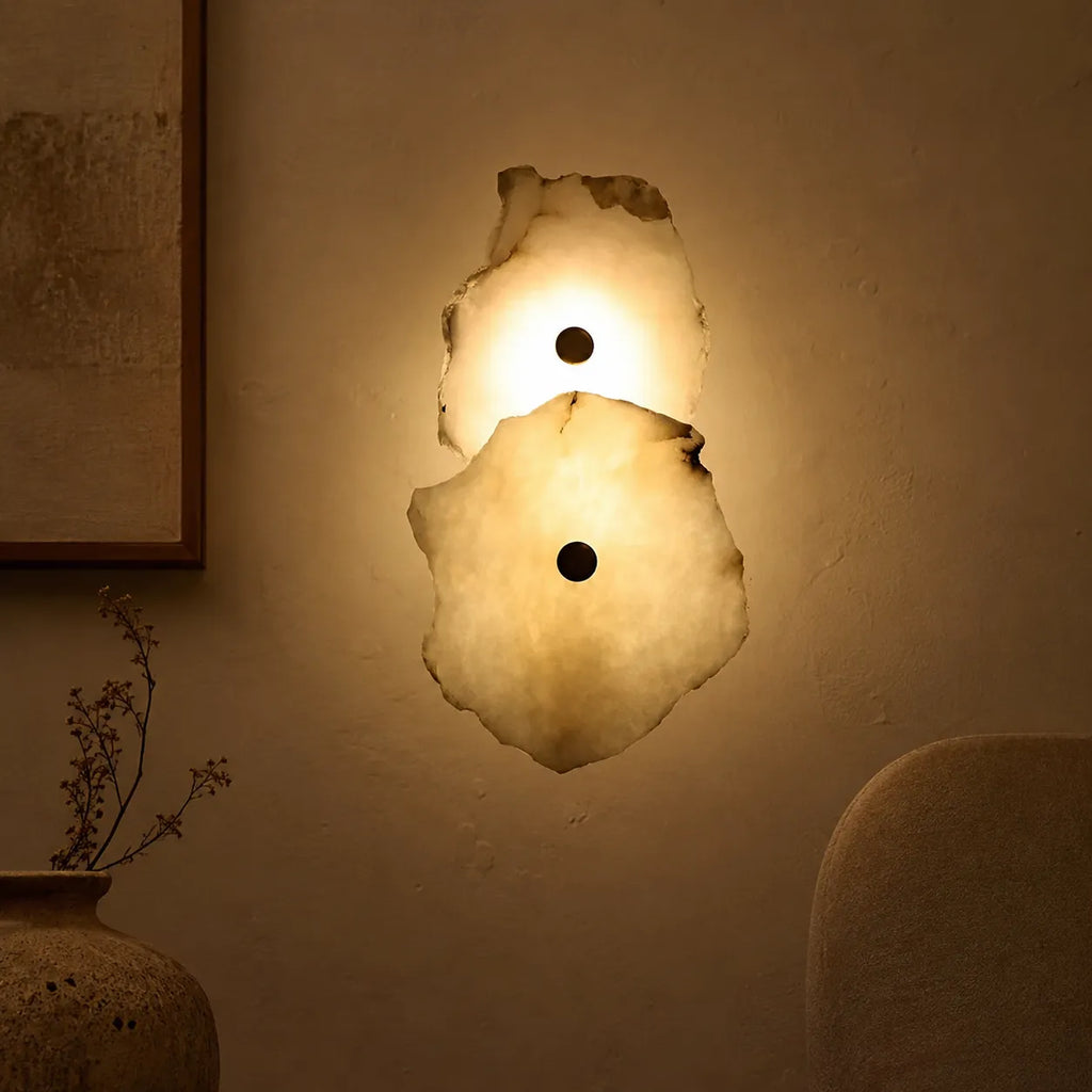Applique dal design scultoreo in marmo e con orientamento della testa regolabile