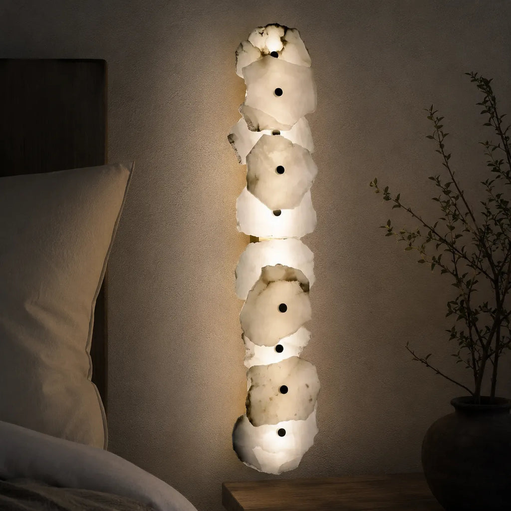 Applique dal design scultoreo in marmo e con orientamento della testa regolabile