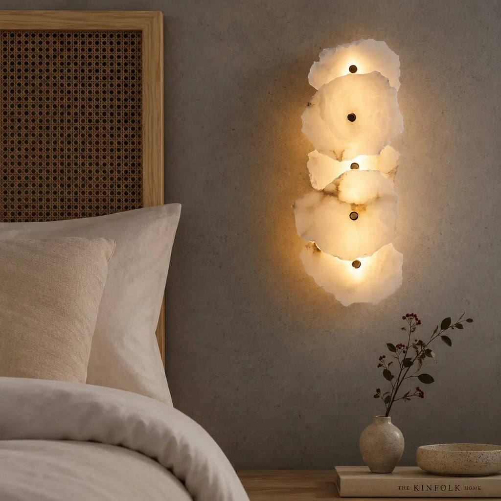 Applique dal design scultoreo in marmo e con orientamento della testa regolabile