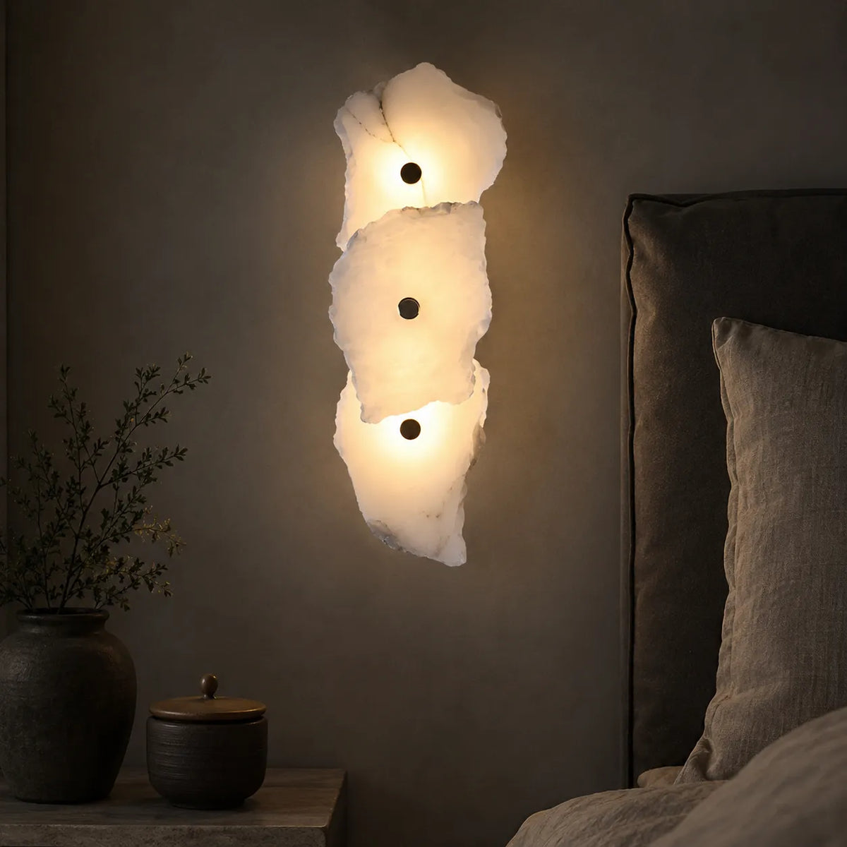 Applique dal design scultoreo in marmo e con orientamento della testa regolabile