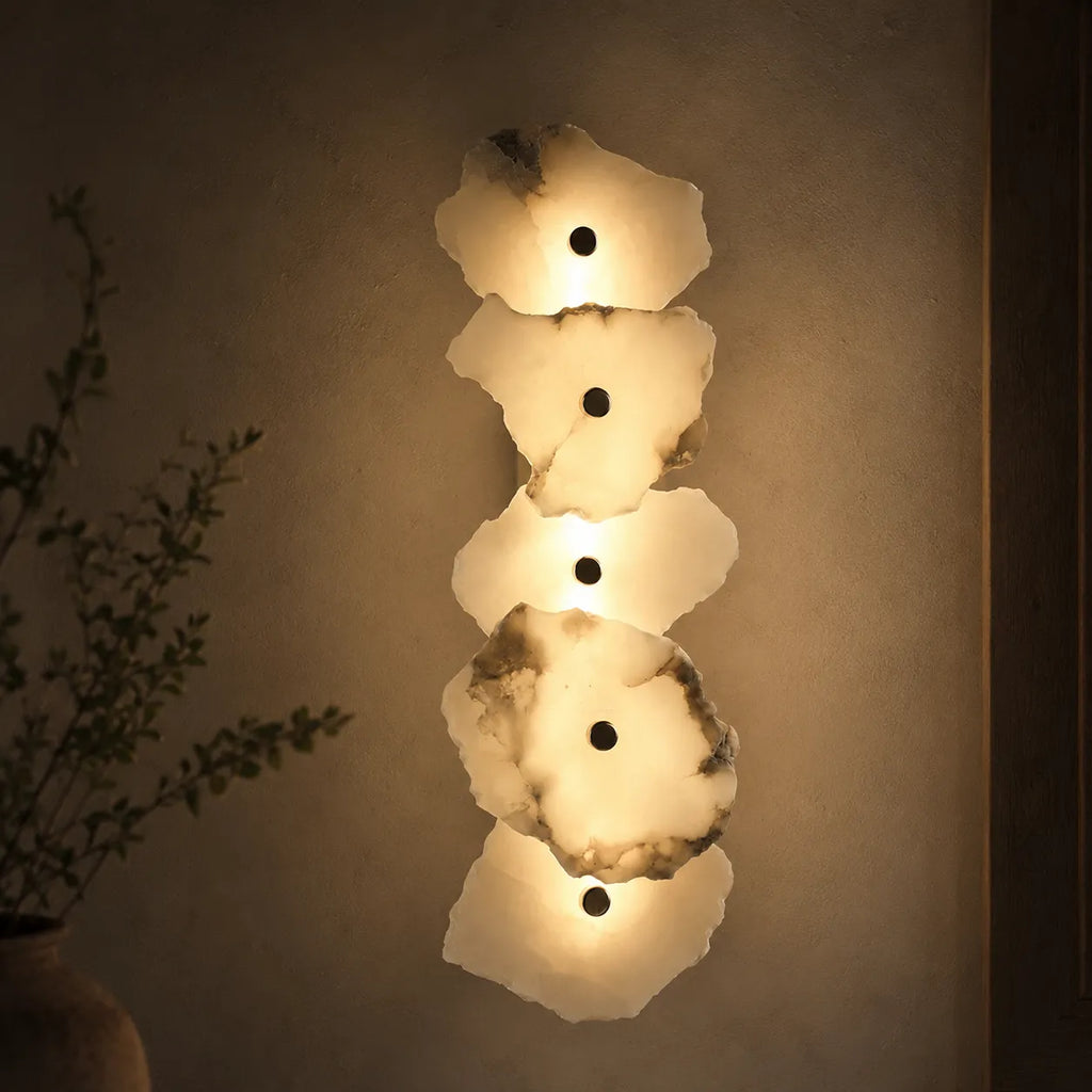 Applique dal design scultoreo in marmo e con orientamento della testa regolabile