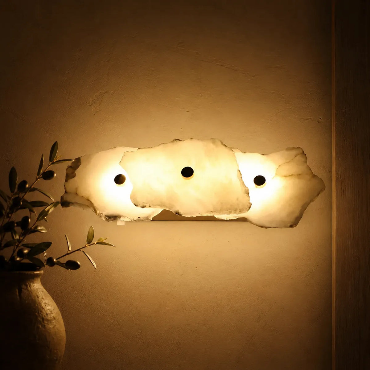 Applique dal design scultoreo in marmo e con orientamento della testa regolabile