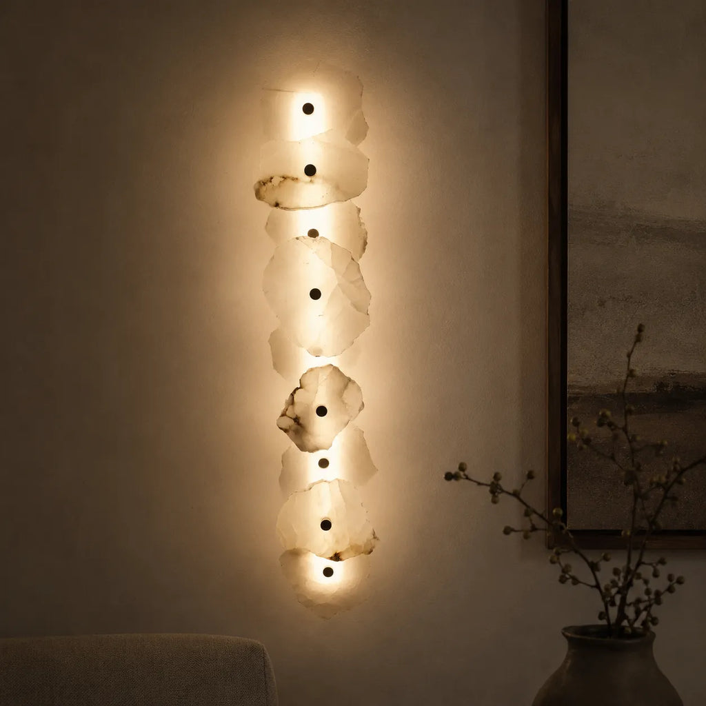 Applique dal design scultoreo in marmo e con orientamento della testa regolabile
