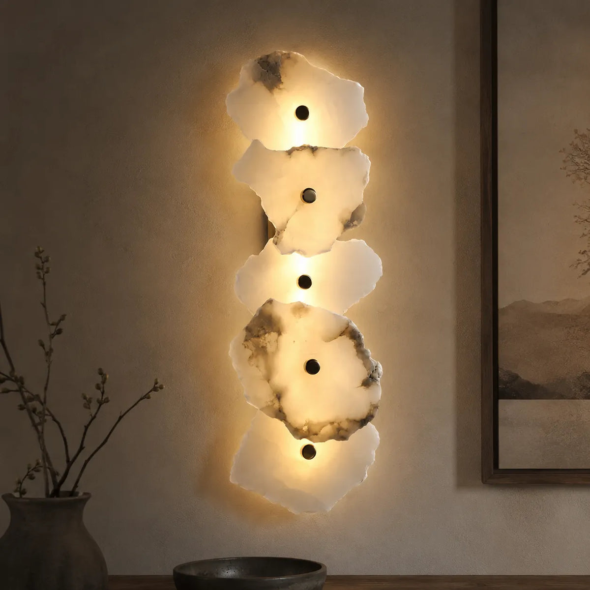 Applique dal design scultoreo in marmo e con orientamento della testa regolabile