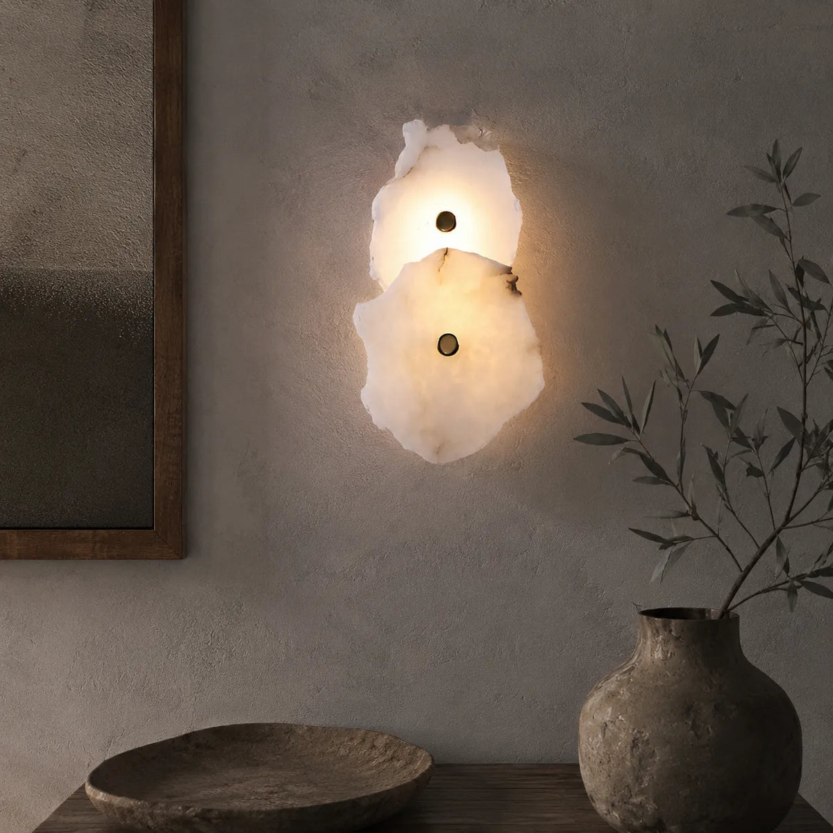 Applique dal design scultoreo in marmo e con orientamento della testa regolabile