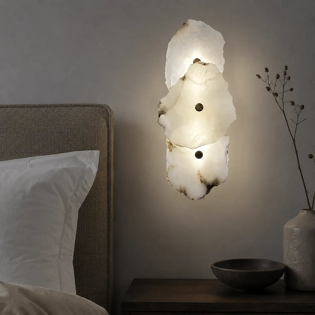 Applique dal design scultoreo in marmo e con orientamento della testa regolabile