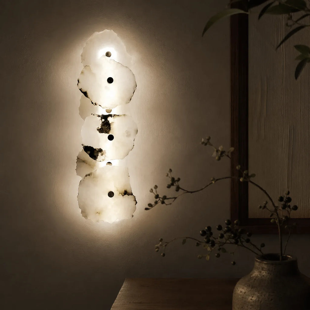 Applique dal design scultoreo in marmo e con orientamento della testa regolabile
