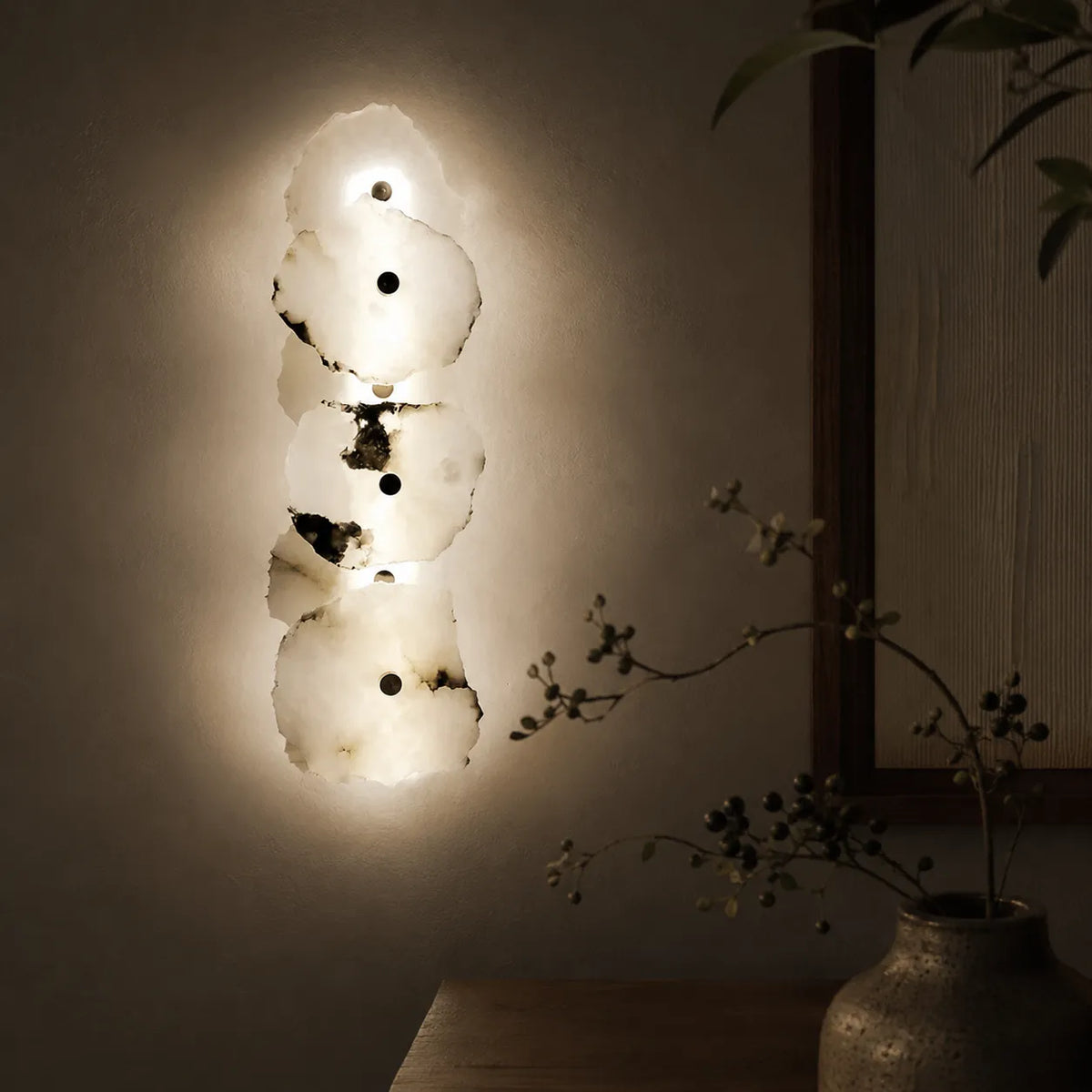 Applique dal design scultoreo in marmo e con orientamento della testa regolabile