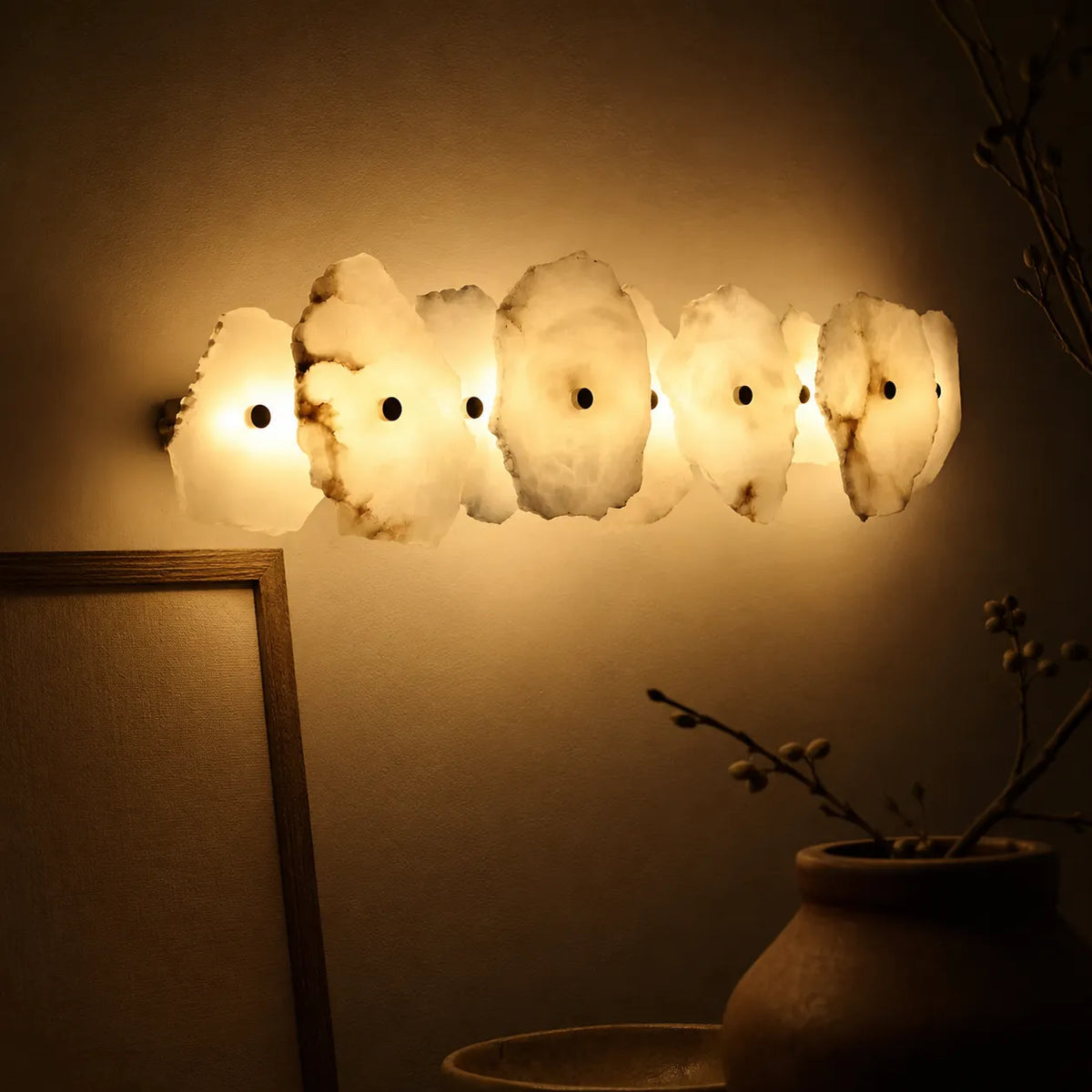 Applique dal design scultoreo in marmo e con orientamento della testa regolabile