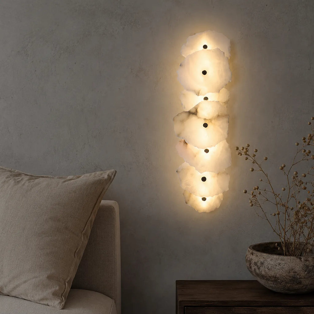 Applique dal design scultoreo in marmo e con orientamento della testa regolabile