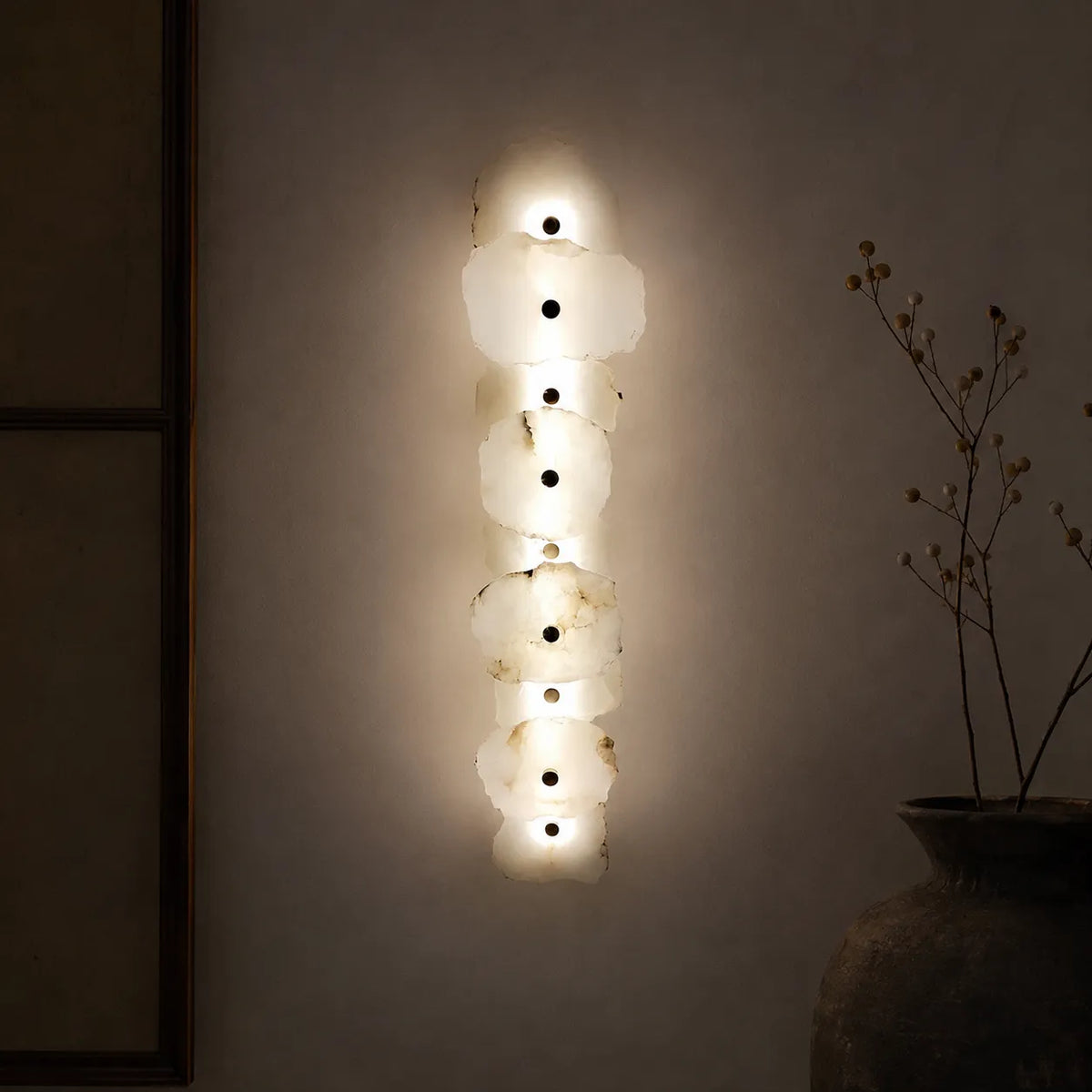 Applique dal design scultoreo in marmo e con orientamento della testa regolabile
