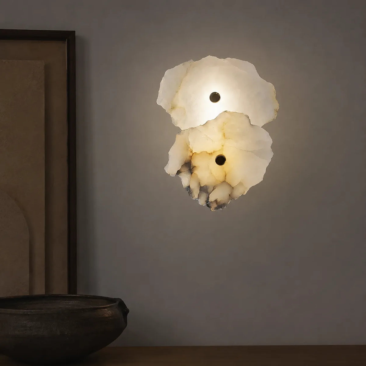 Applique dal design scultoreo in marmo e con orientamento della testa regolabile