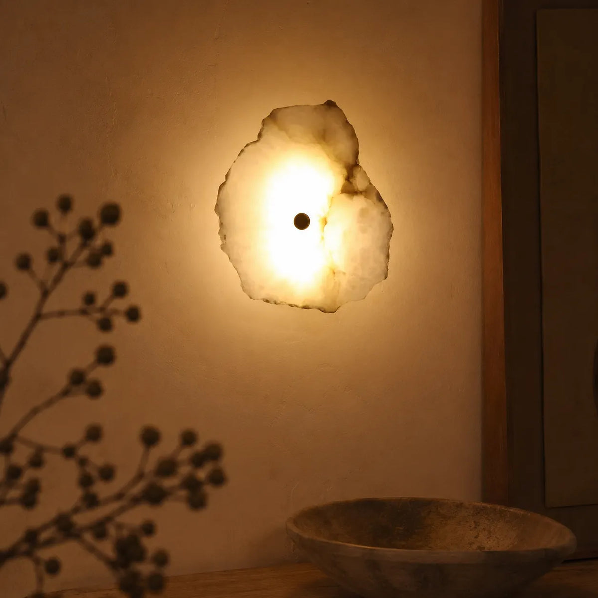 Applique dal design scultoreo in marmo e con orientamento della testa regolabile