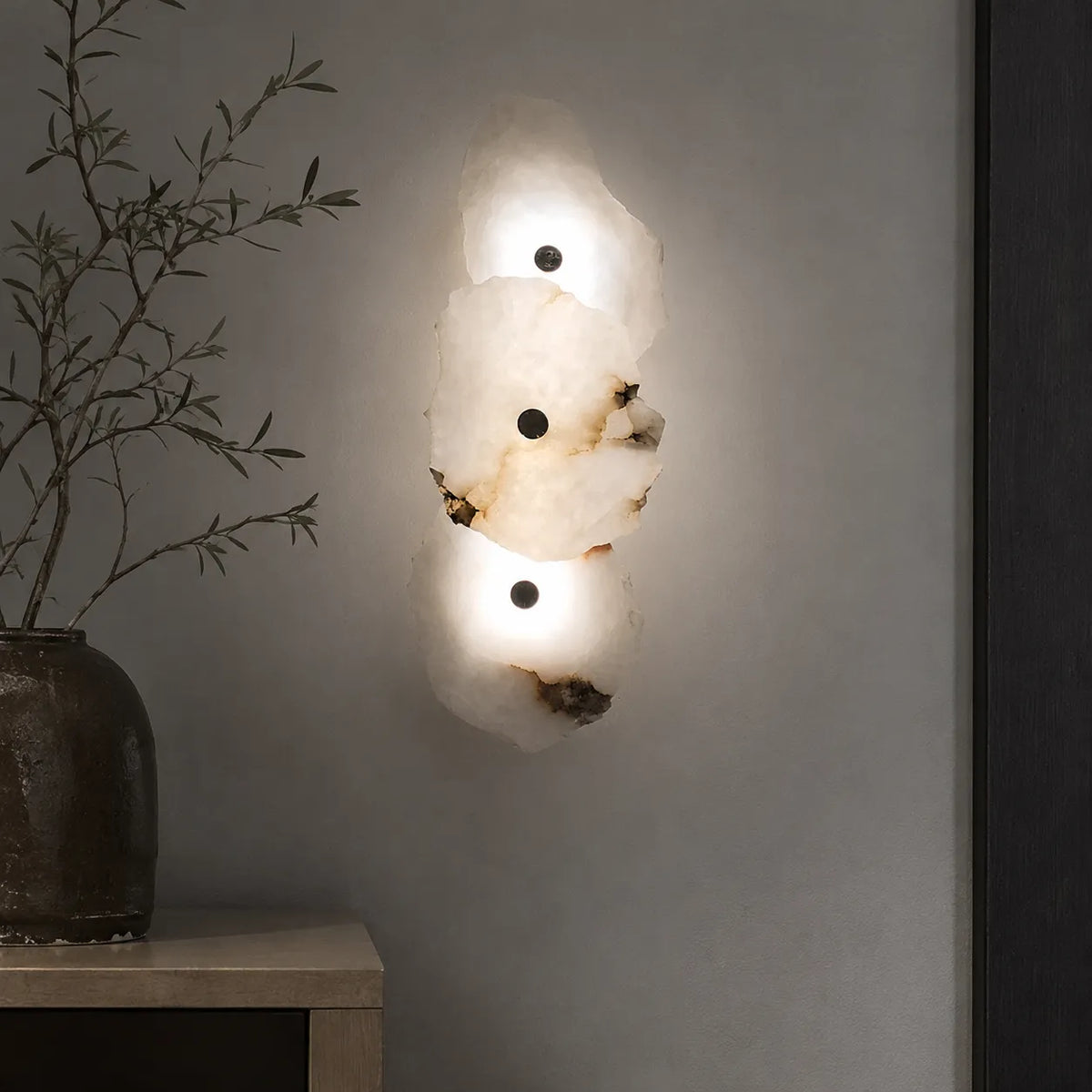Applique dal design scultoreo in marmo e con orientamento della testa regolabile