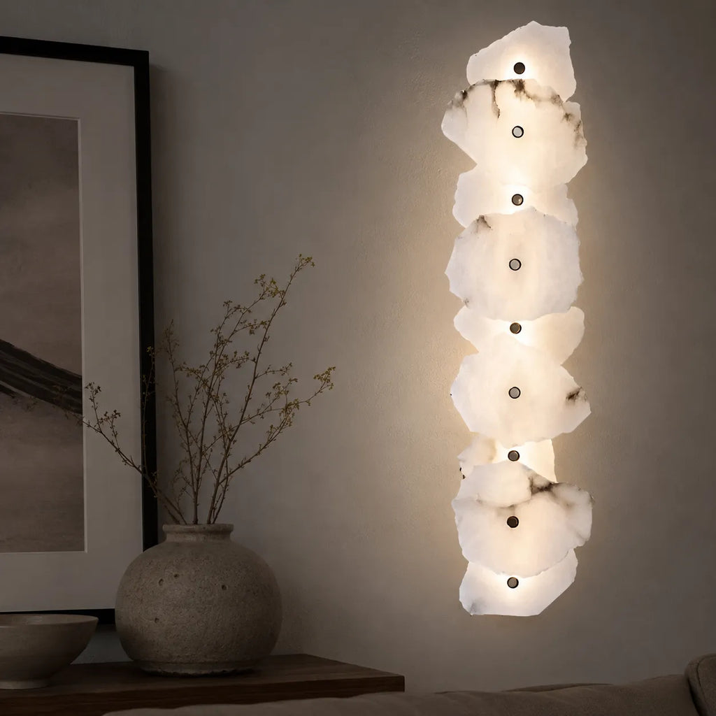Applique dal design scultoreo in marmo e con orientamento della testa regolabile