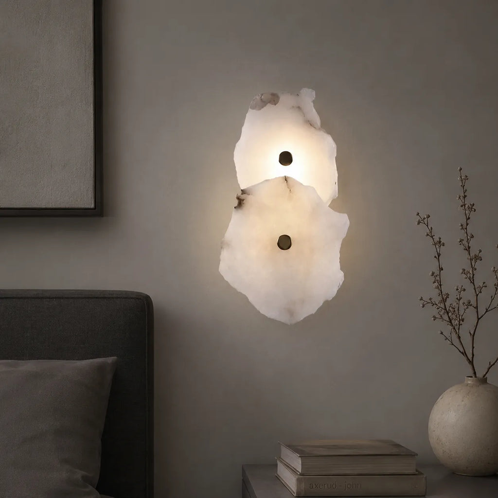 Applique dal design scultoreo in marmo e con orientamento della testa regolabile