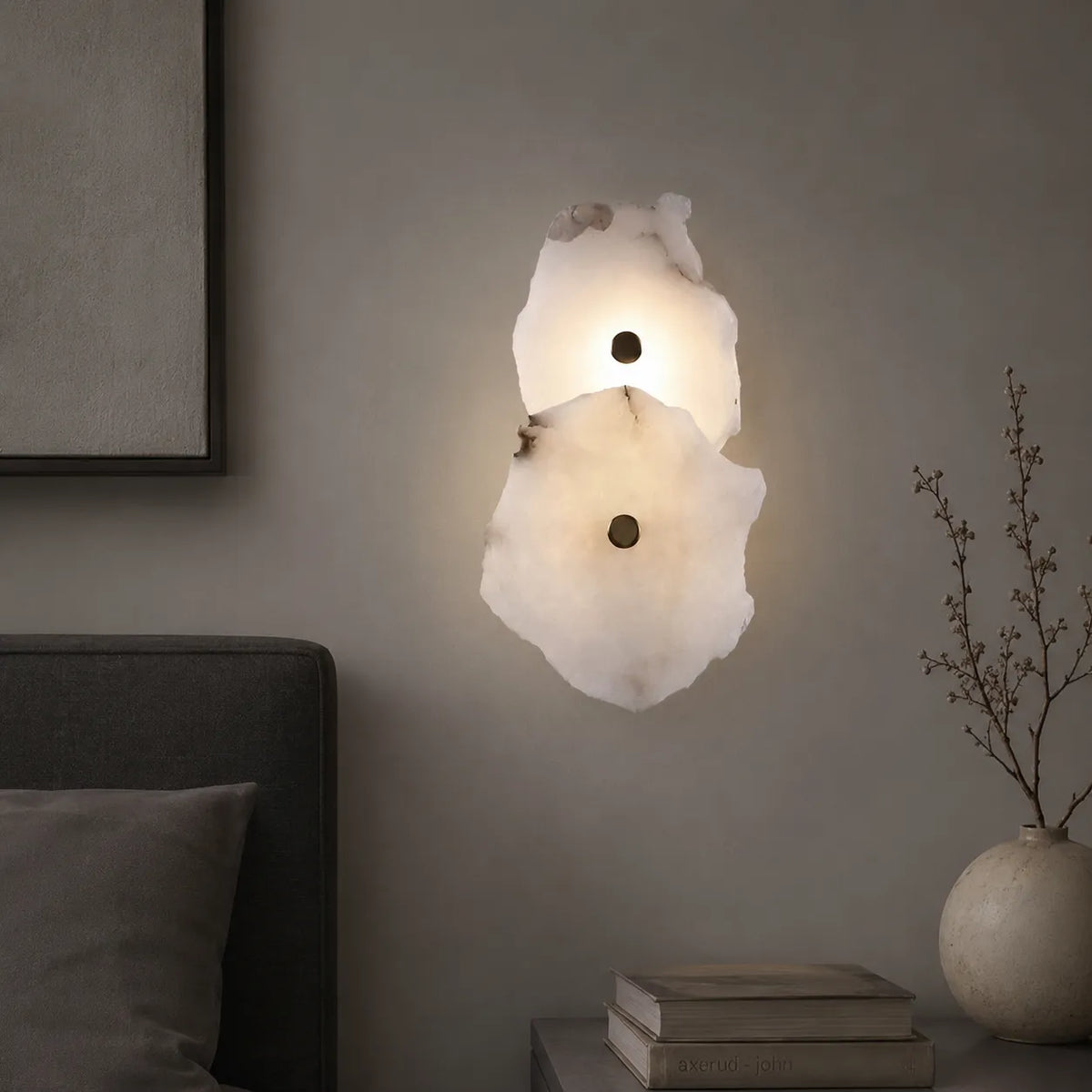Applique dal design scultoreo in marmo e con orientamento della testa regolabile