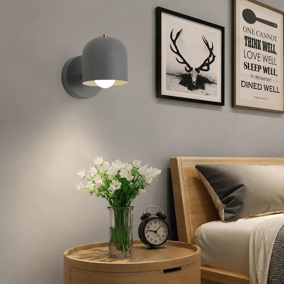 Applique con moderno paralume in vetro arrotondato e luce d’ambiente calda