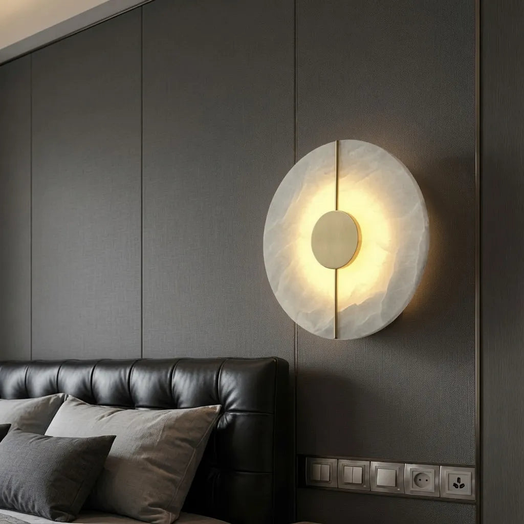 Wandleuchte mit Marmorschirm, Kupferrahmen und LED-Licht