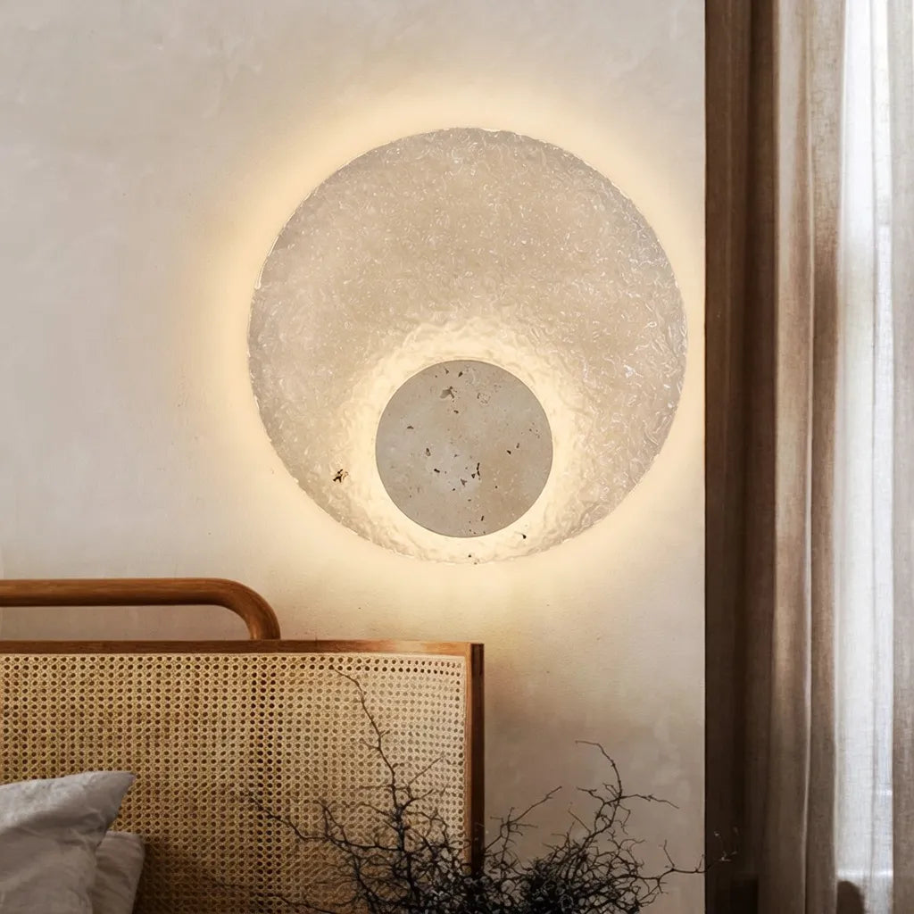 Applique con base in travertino e diffusore in acrilico, LED e design moderno