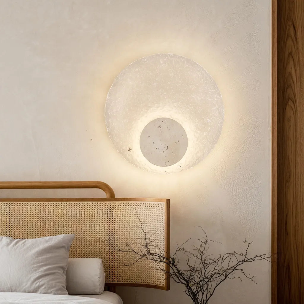 Applique murale avec base en travertin, diffuseur en acrylique et LED, au design moderne
