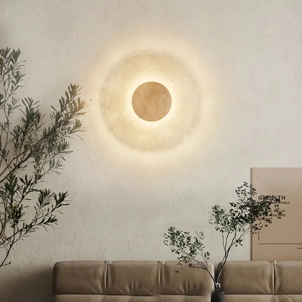 Applique murale avec base en travertin, diffuseur en acrylique et LED, au design moderne