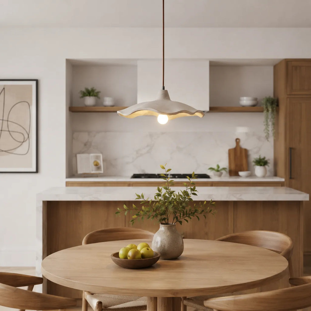Suspension avec motif sculpté de fleur en ciment et douce lumière d’ambiance
