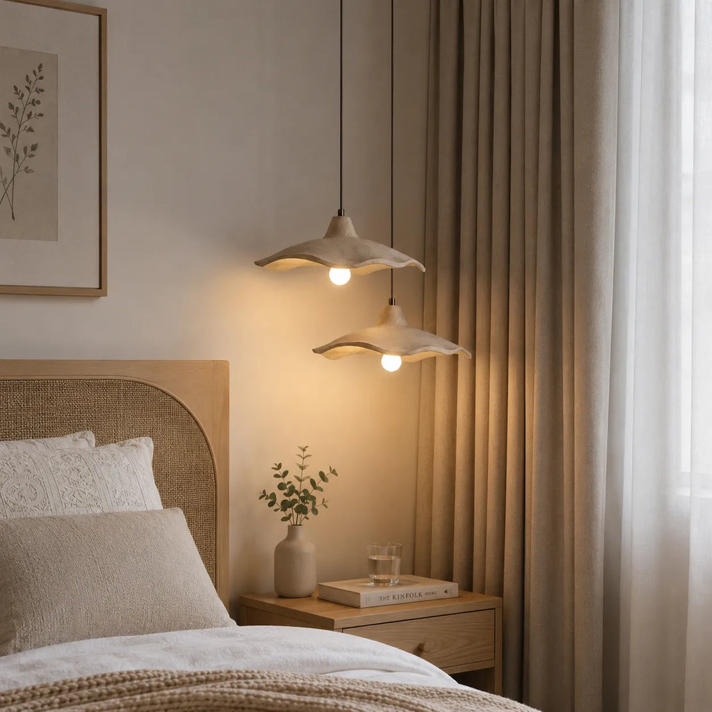Suspension avec motif sculpté de fleur en ciment et douce lumière d’ambiance