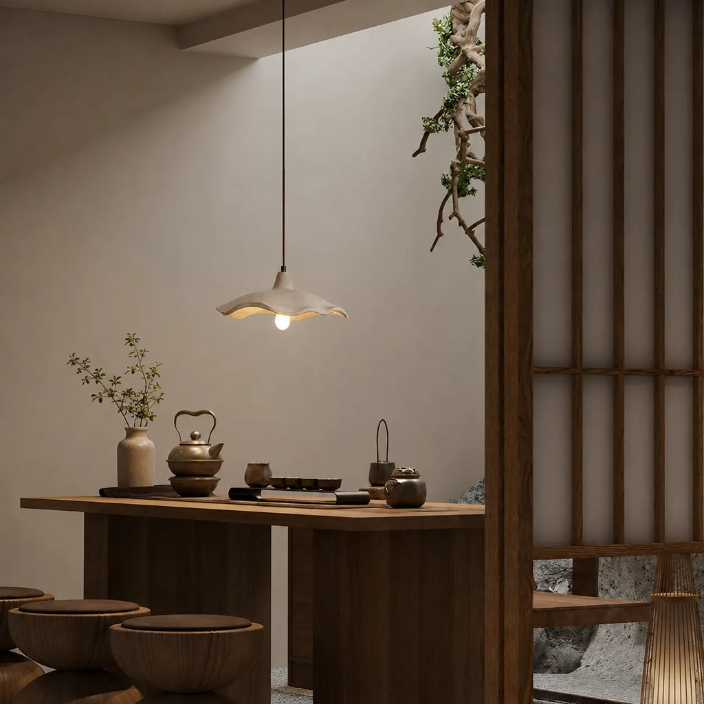 Suspension avec motif sculpté de fleur en ciment et douce lumière d’ambiance